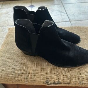 Size 10 black suede Seychelles booties